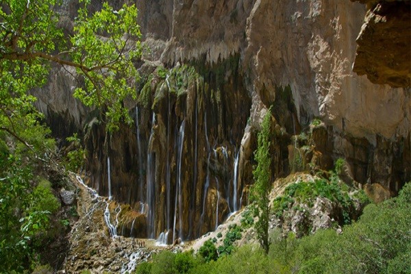 رستوران‌هایی که اطراف آبشار مارگون قرار دارند